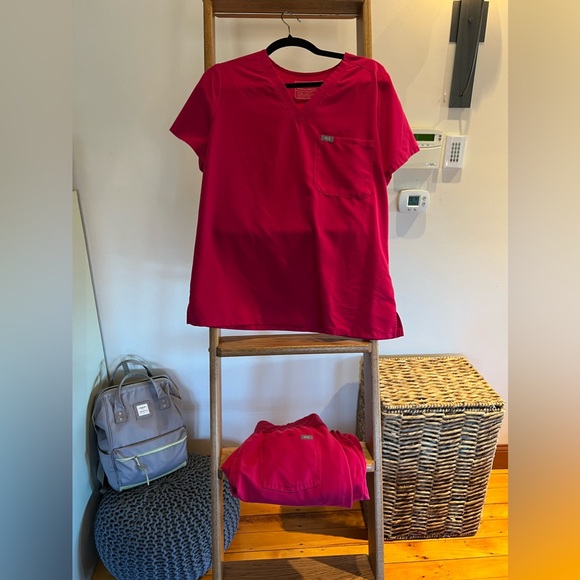 Figs Catarina top and Zamora high waisted jogger bottom combo - Picture 2 of 5